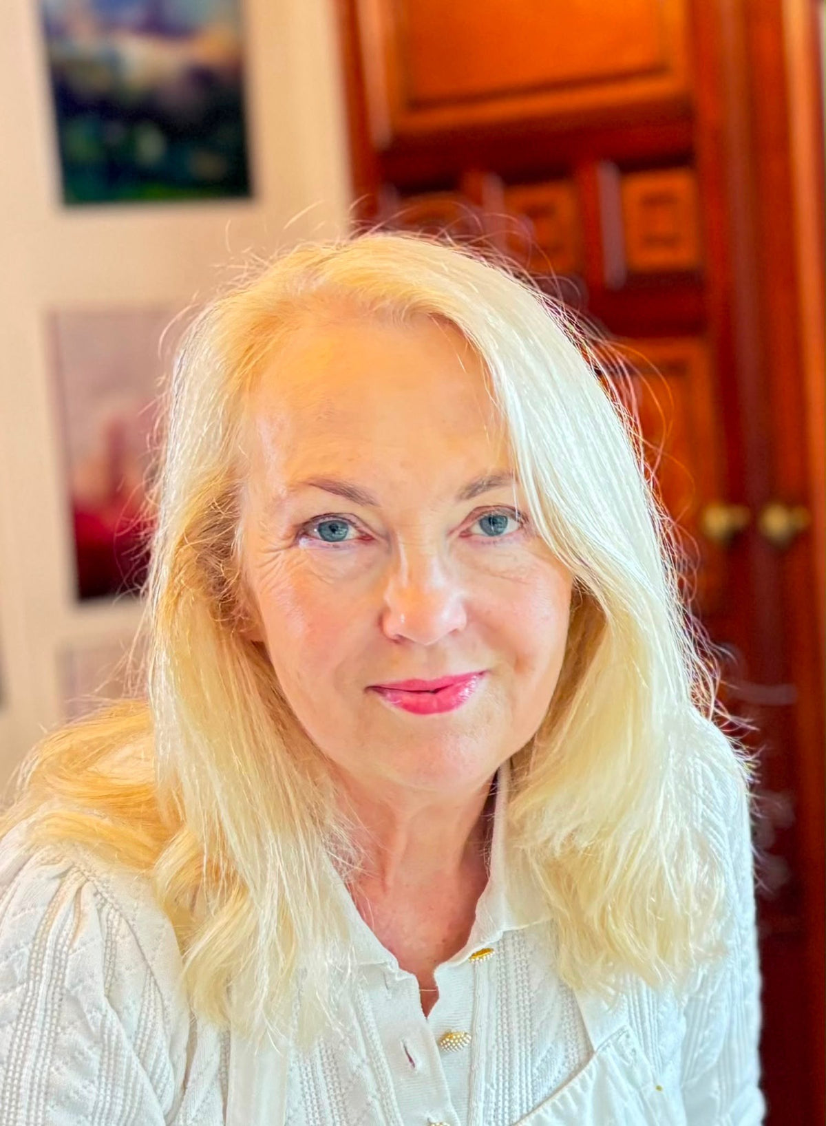 Kerstin Nieto Madrid in ihrem Atelier, im Hintergrund ihre Bilder.
