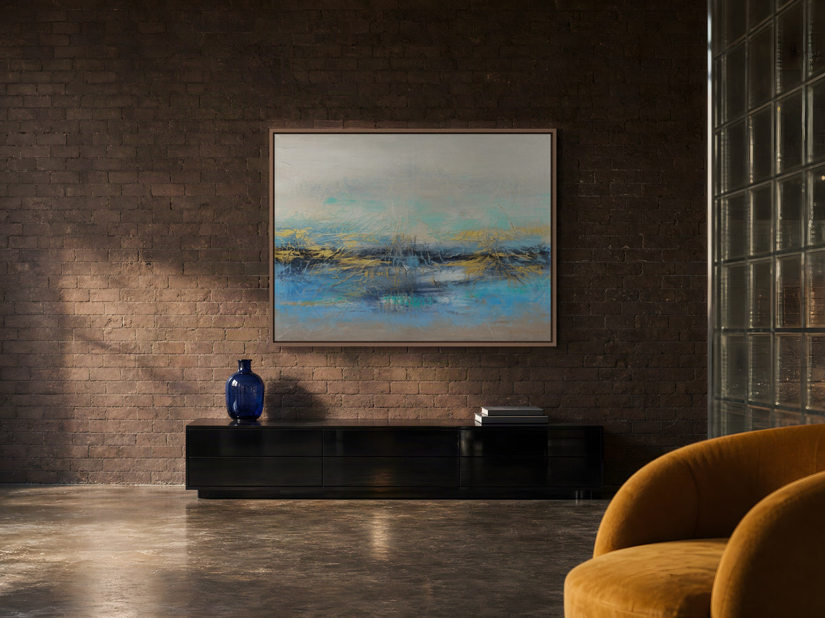 Aufhellung im Schattenfugenrahmen aus Nussbaum an einer Backsteinwand in einem Loft, darunter ein schwarzes Sideboard. Raum digital erzeugt, Werk und Größe originalgetreu.