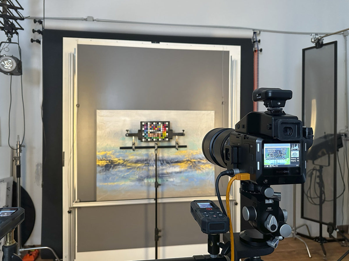 Aufhellung im Fotostudio, davor die Kamera, eine Farbtafel im Bild.