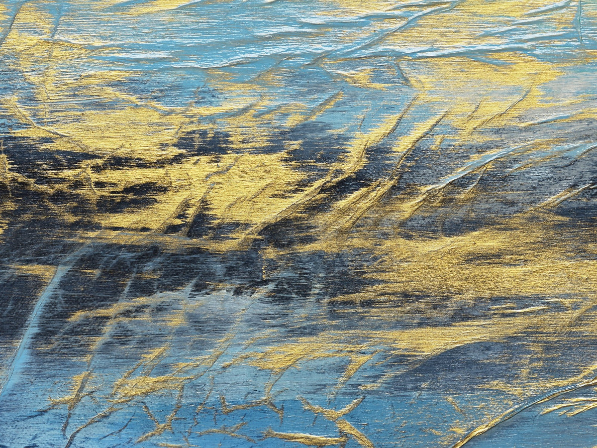 Aufhellung, Ausschnitt von etwa 25 Zentimetern: Gold und tiefes Blau am Horizont.