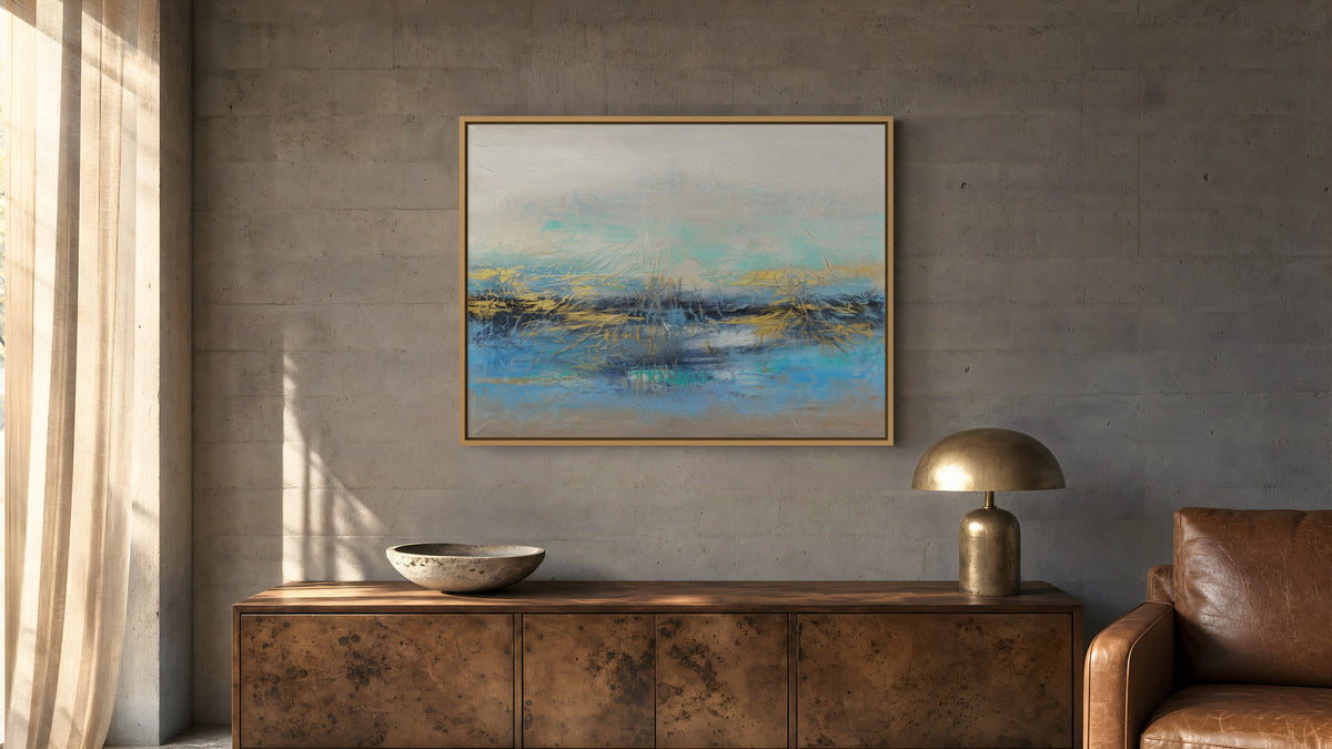 Aufhellung im Schattenfugenrahmen aus Eiche an einer Wand aus Sichtbeton, darunter ein Sideboard aus Wurzelholz im Nachmittagslicht. Raum digital erzeugt, Werk und Größe originalgetreu.